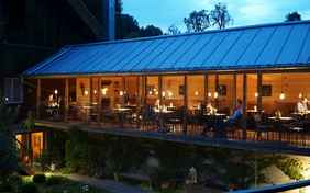 ein moderner Zwischentrakt verbindet das Haupthaus mit der ehemaligen Scheune.